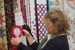 Pinning award on the quilt at the Sydney Quilt Show 2014